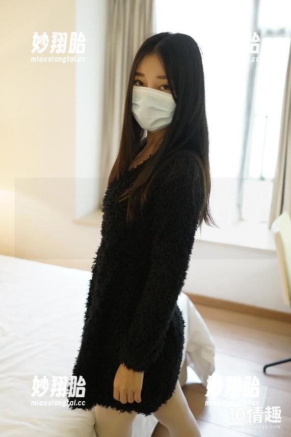 最新ROSI出品：长筒黑色丝袜套图，搭配上我的沙发，完全是“家也能时尚”的最高境界啊！