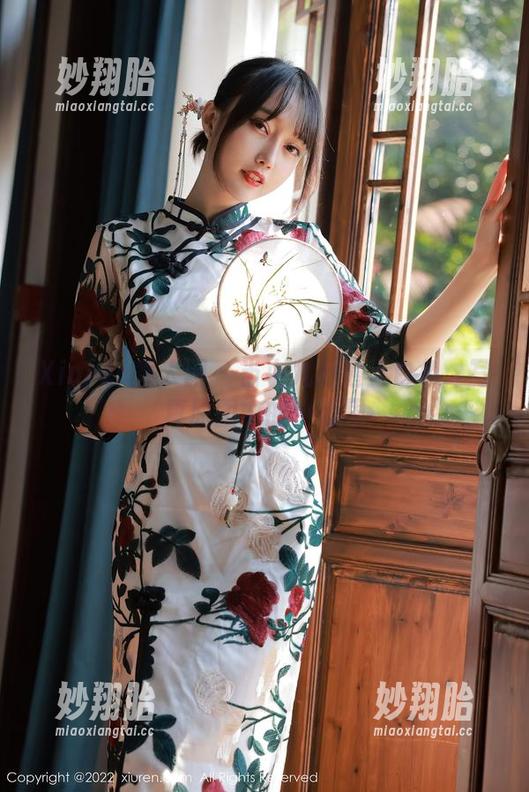 Xiuren秀人网-小九月 Xiuren秀人网 - 当小九月遇上白色:写真原图中的小心思