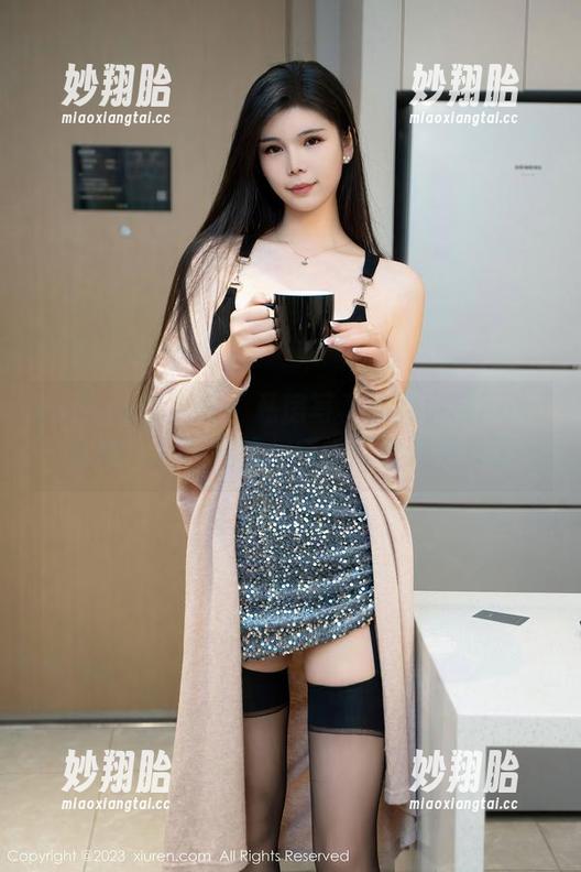 Xiuren秀人网 - 私房写真里的小樱koko：长腿与万种风情，感觉要被她晃晕了…