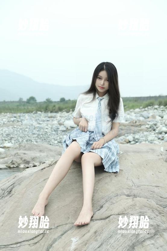 eloise软软 小粉盒黑兔子:eloise软软的cos资源太美了,屏幕前的我也想化身成员