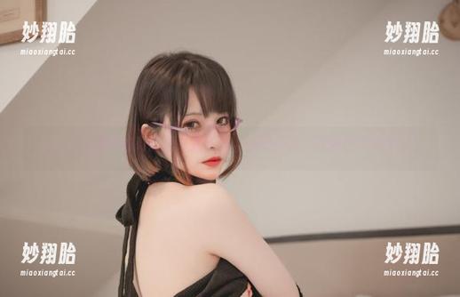 你十七鸽 你十七鸽难得的高清死库水套图,光影交错,好像在勾引什么?