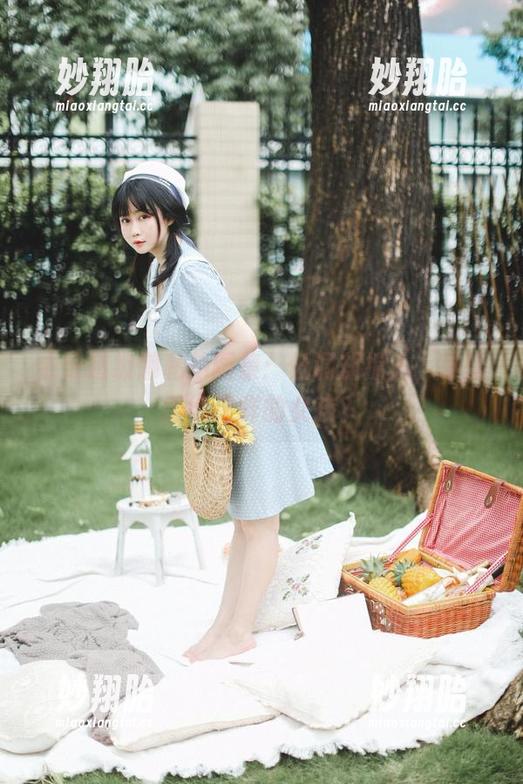 依依超级懒私拍图集：低调却撩人，谁能拒绝这样的女孩？