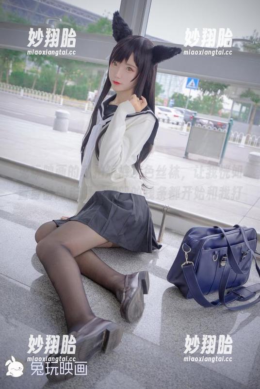 兔玩映画的私拍短裤灰色丝袜，让我恍如置身时尚走廊，腿部的线条都开始和我打招呼了！