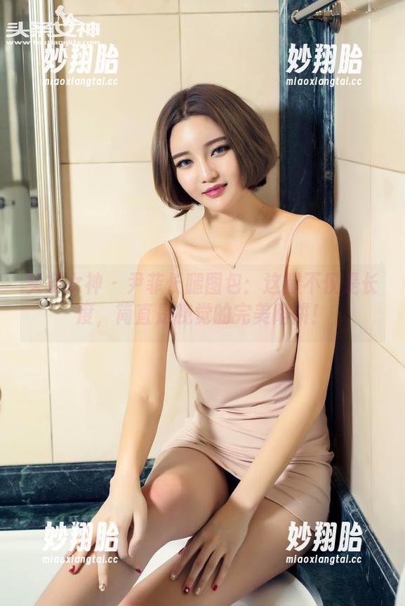 头条女神-尹菲 头条女神 - 尹菲长腿图包:这腿不仅是长度,简直是视觉的完美陷阱!