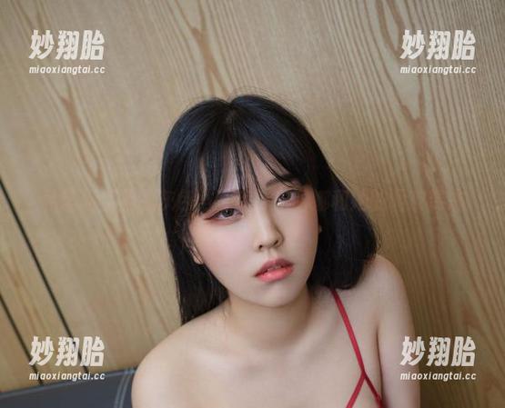 宋哈娜 私房写真里的灰色马赛克:宋哈娜和她的调皮姿态