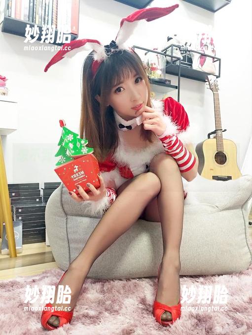 想不到小女巫露娜的万圣节美图更新能这么撩，经典也能很时髦！