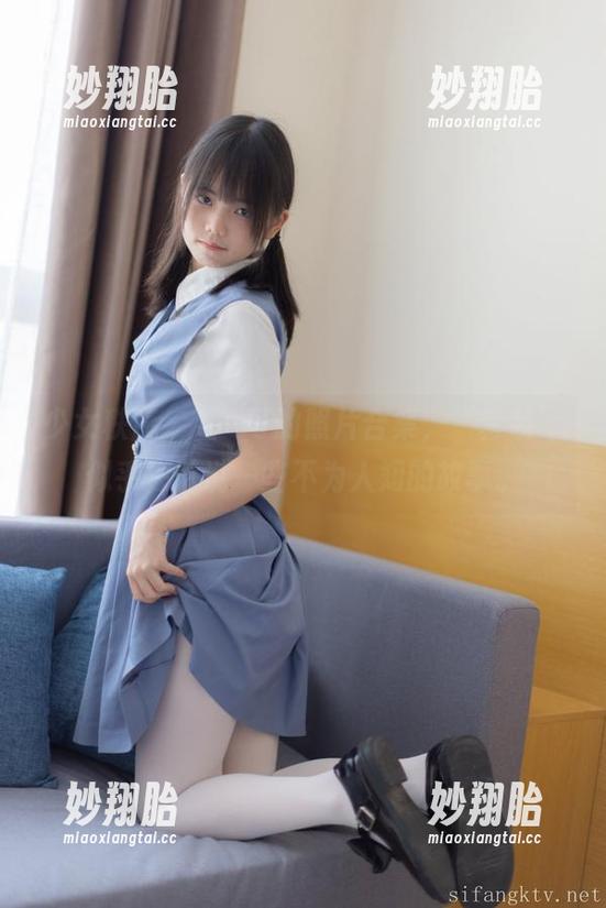 少女秩序 - 看晞可的照片合集，‘套装’似乎在诉说一些不为人知的故事。