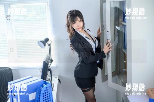 抱走莫子aa 原图曝光!抱走莫子aa的《玉玲珑旗袍》图册,感觉心脏都跟着她的裙摆跳动!