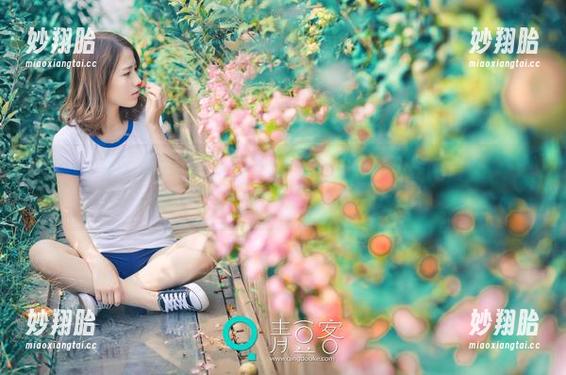 推女神 - 教室里的刘奕宁Lynn：原图中的温柔好像我的作业，永远做不完，但看一次就想再看！