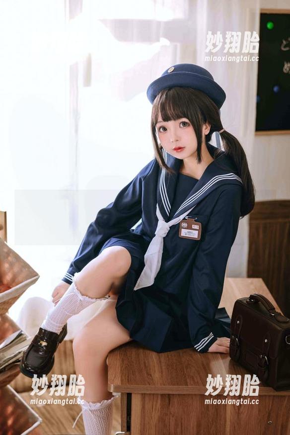 日奈娇 日奈娇的红裙太好看了!这照片简直是JK少女的代名词,快来围观!
