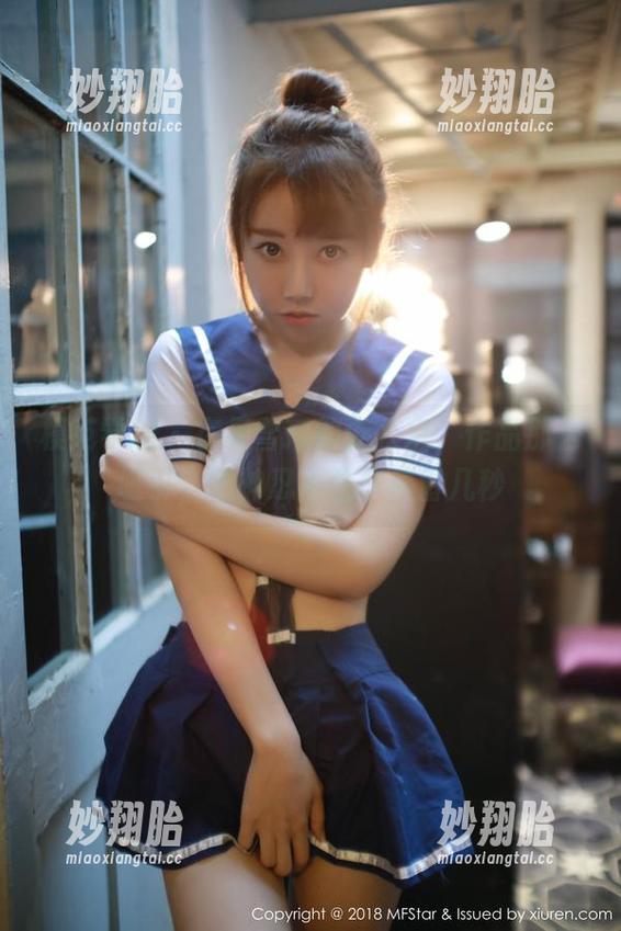 模范学院 - 在吴雪瑶的办公室，作品那么吸引，眼神忍不住多停留几秒