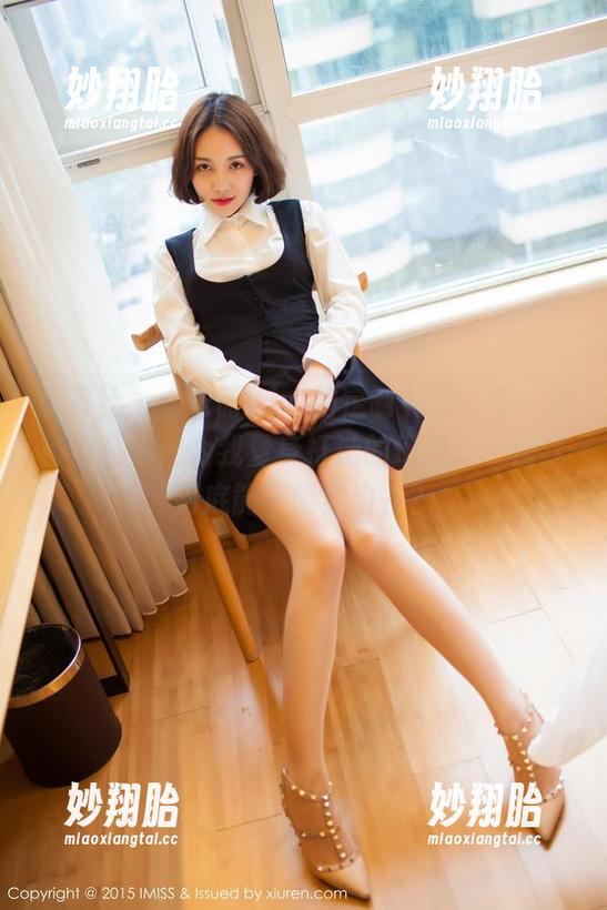 爱蜜社-乐薇Vivi 爱蜜社 - “乐薇Vivi的定制礼服:每一件都像是专门为我量身打造的幻想。”但我到底能不能穿出去?