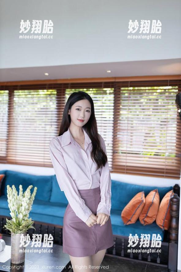 秀人网 - 放肆迷人：欧阳妮娜娜的制服美图图集，真是忍不住多看几眼！