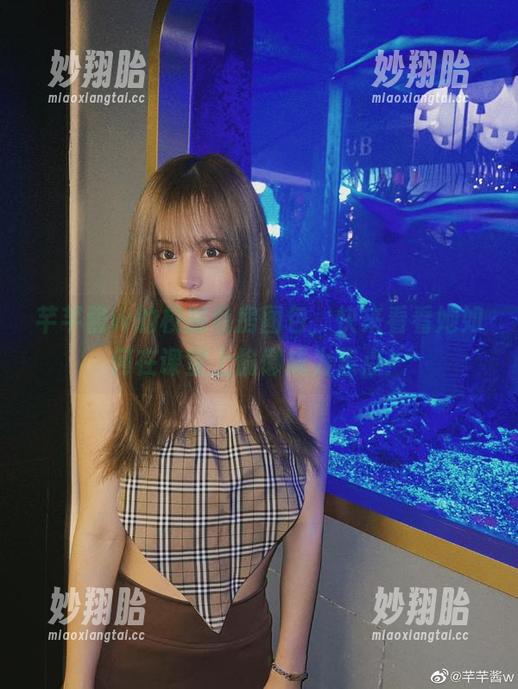 芊芊酱w的校服私房图包，快来看看她如何在课堂上偷懒成为焦点！