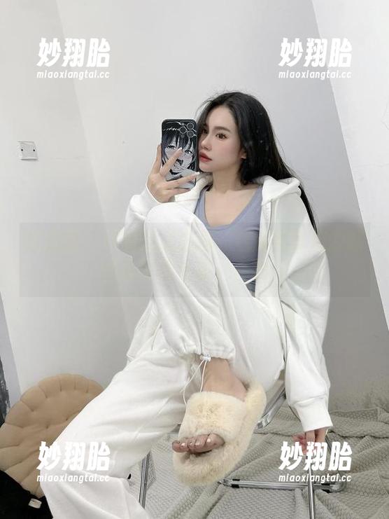 陈佩奇 微密圈 - 怀着忐忑心情:看腿看猪姐的陈佩奇写真合集,真香!
