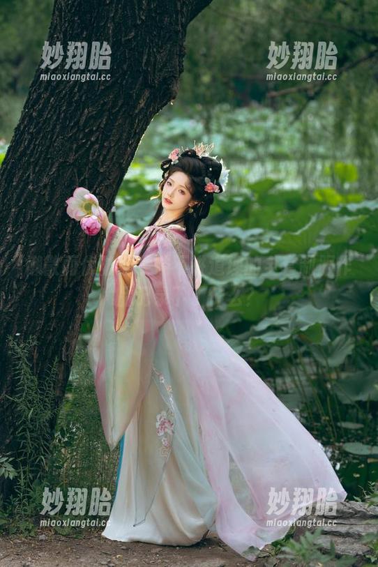 雯妹不讲道理 懒散而优雅,雯妹不讲道理的全套制服作品记录下了什么?
