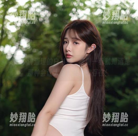 雯妹不讲道理 雯妹不讲道理的白衬衫,原图一看就知道是那种会让人停下脚步的存在!