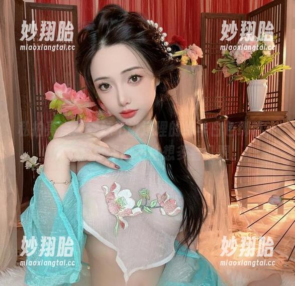 雯妹不讲道理 私拍亮点:雯妹不讲道理的绵羊白色绑带,那个角度我忍不住想多看几眼。
