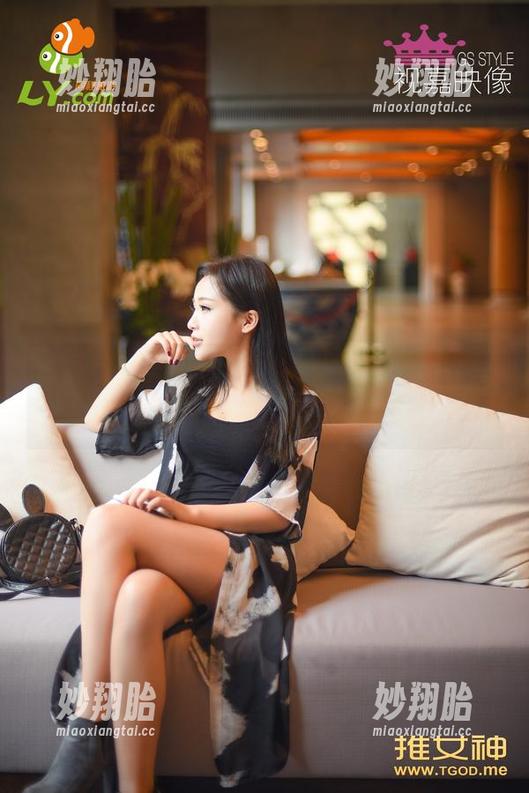 青豆客 - 美图更新啦！刘飞儿Faye在海边，阳光下的裙摆轻轻摇曳！