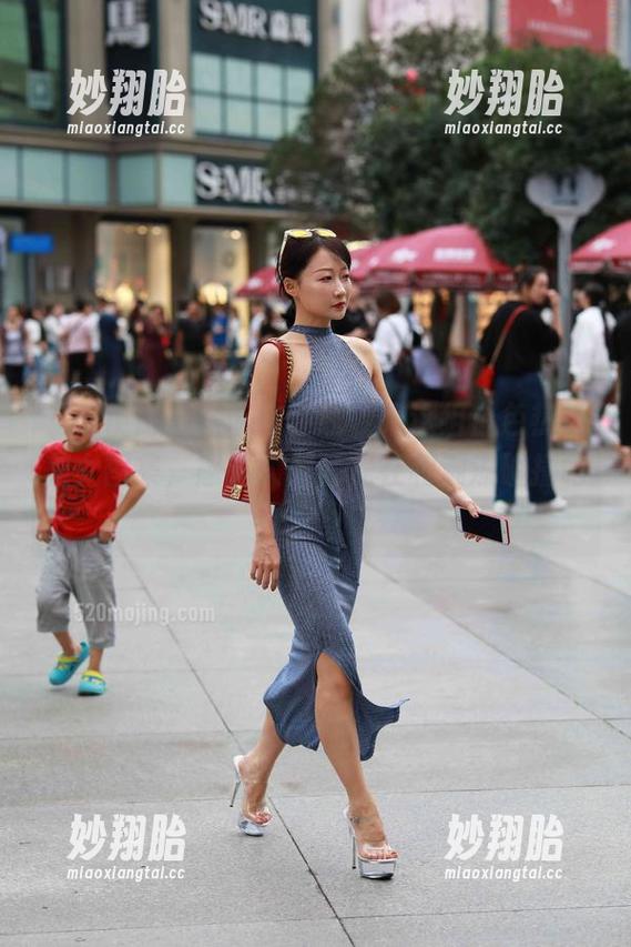 魔镜街拍 “魔镜街拍”带你在线领略这组白色热裤美女图集,感觉大概就是在和潮流碰撞吧!